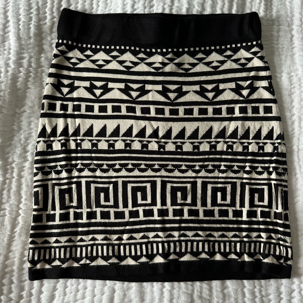 H&M divided sweater knit Black and cream Geometric Pattern Skirt
